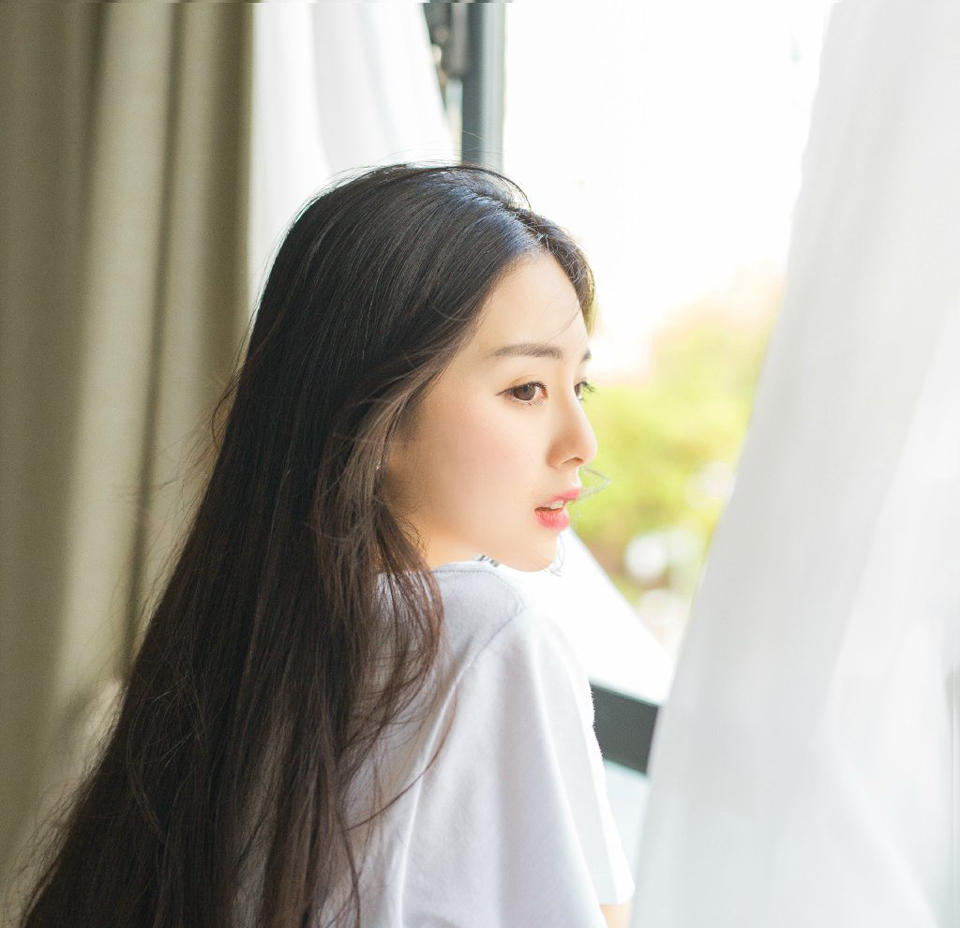 “幼常，蜀中对主公来说，太重要了，一旦输了蜀中，这天下……呵呵……”说到最后，诸葛亮悠悠的叹了口气，这种话，也只能跟马谡说说，其他人，诸葛亮不敢说，也不能说，太打击士气了。